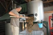 Denis en train de vider la cuve filtre (les drêches sont partis dans la ferme bio du village)