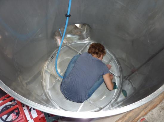 Anne en train de nettoyer la cuve matière (11h)