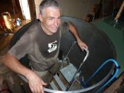Denis en train de nettoyer une des cuve (chaud...)